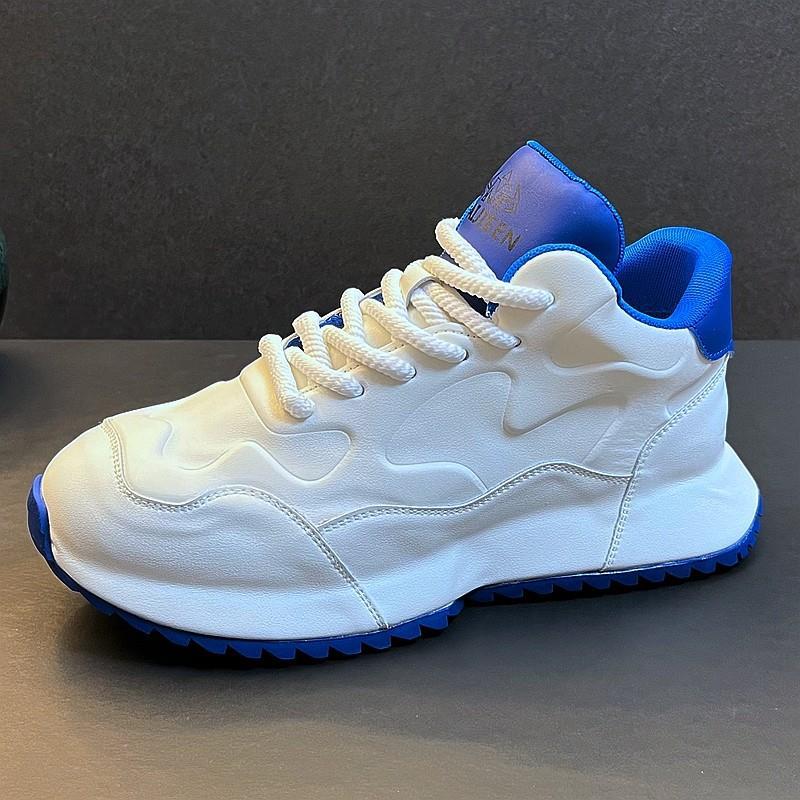 Sapatos casuais bonitos 2025 genuínos de sola macia sapatos brancos de sola grossa Moda esportes couro macio sola macia sapatos de pai para homens