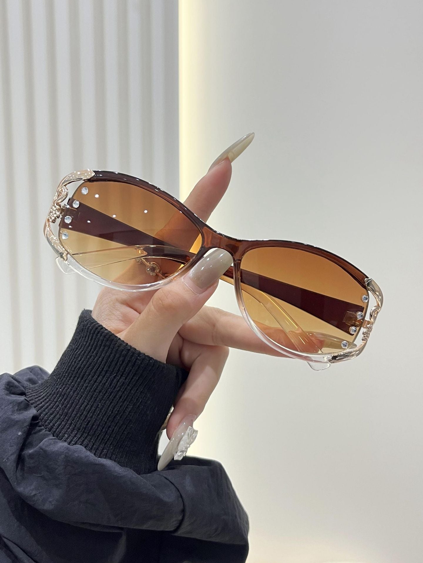 Metal hollow sunglasses, 2025 new women's premium sunglasses, unique hot girl disco fashion sunglasses