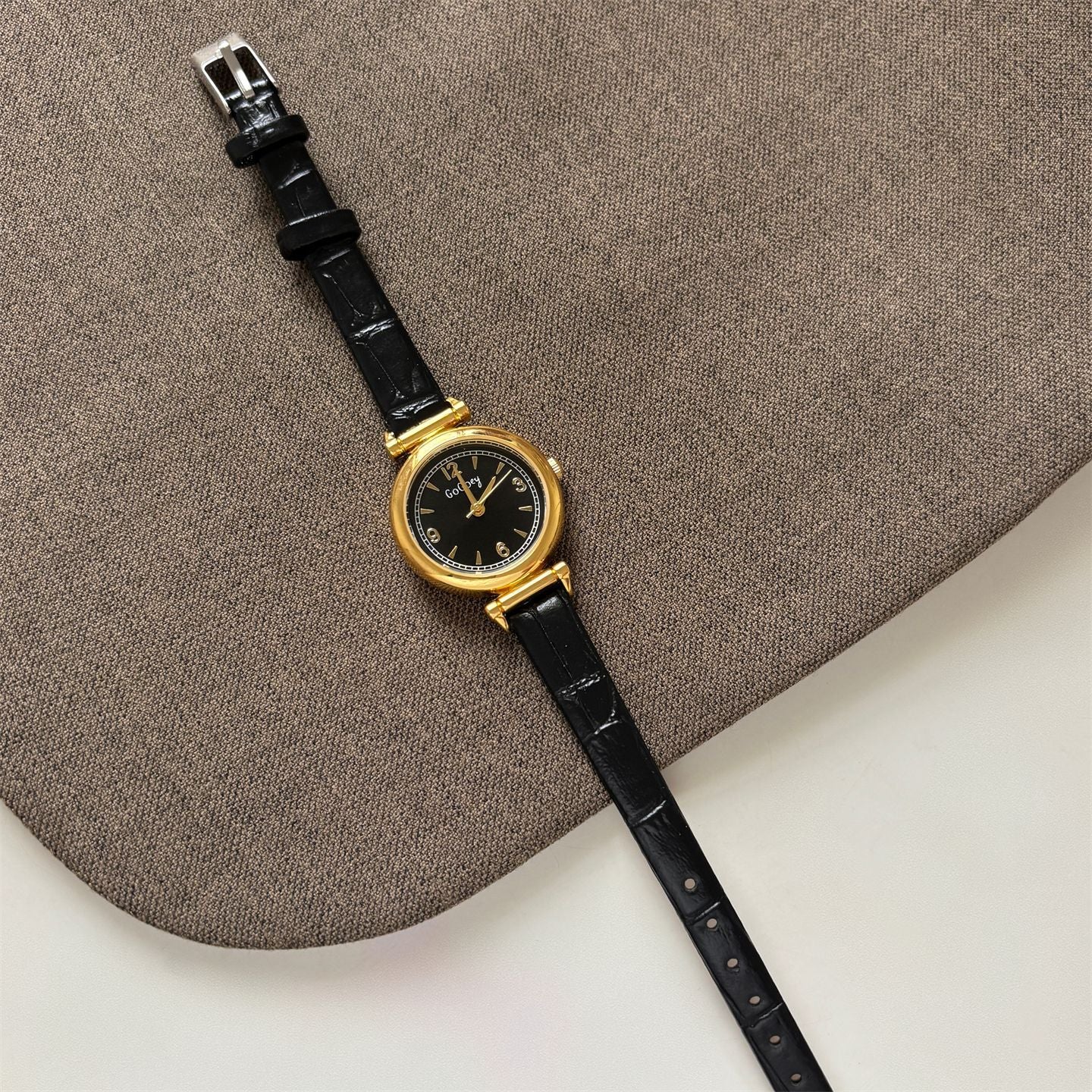 Niche, high-aesthetic light luxury women's watches, exquisite vintage schoolgirl temperament, simple small dial casual wristwatches for women