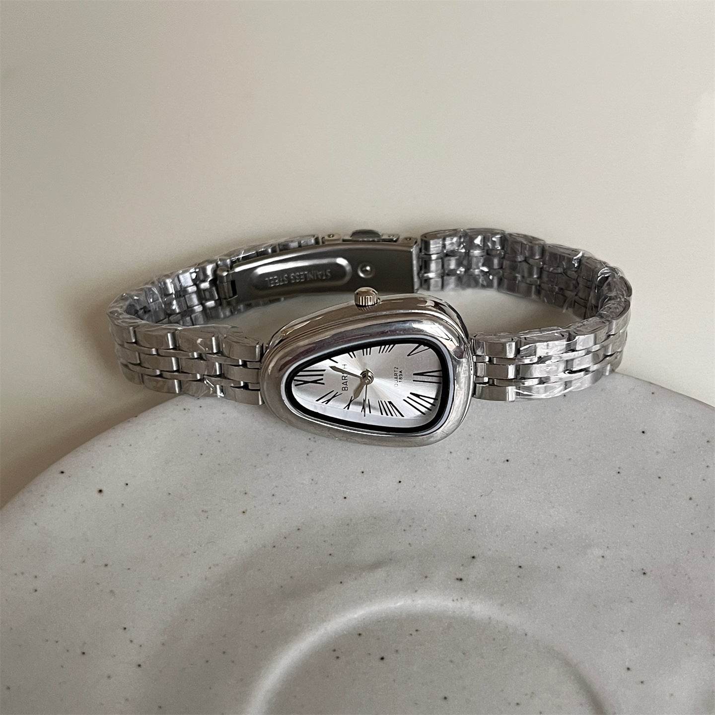 Cross-border hot-selling wristwatches, steel strap watches, women's snakehead head, commuter, light luxury minimalist, quartz watches, women's watch manufacturer wholesale