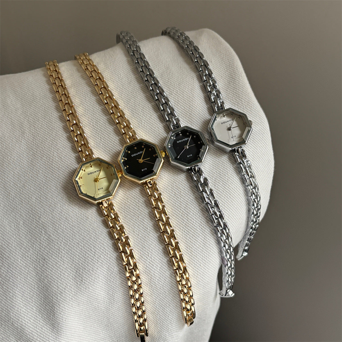 DOUKOU Unique Vintage Niche Design High-End Mini Small Dial Bracelet Watch Feminine Elegance Watch