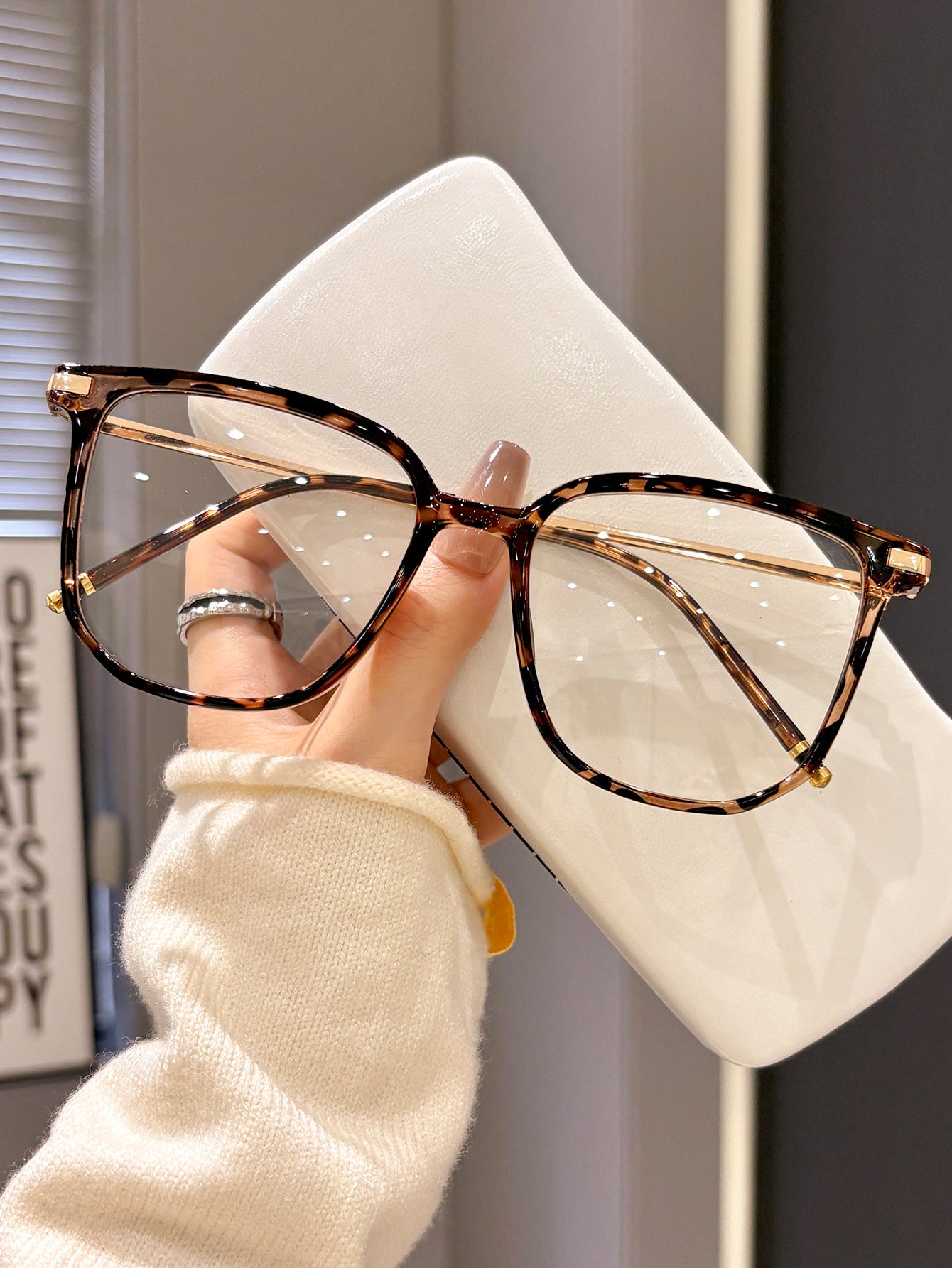 Square frame leopard print flat glasses for women, new blue light blocking no-makeup glasses frames, metal temple arms, face-enhancing small decorative glasses