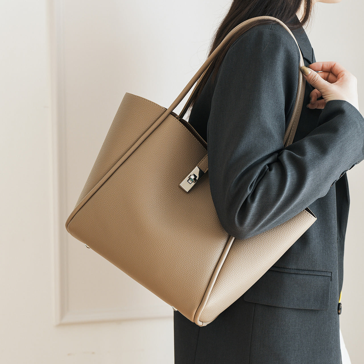 Bolsa tote Internacional minimalista Grande capacidade Bolsa Novo modelo fashion bolsa cesta feminina versátil acabamento sofisticado para o dia a dia Bolsa de ombro