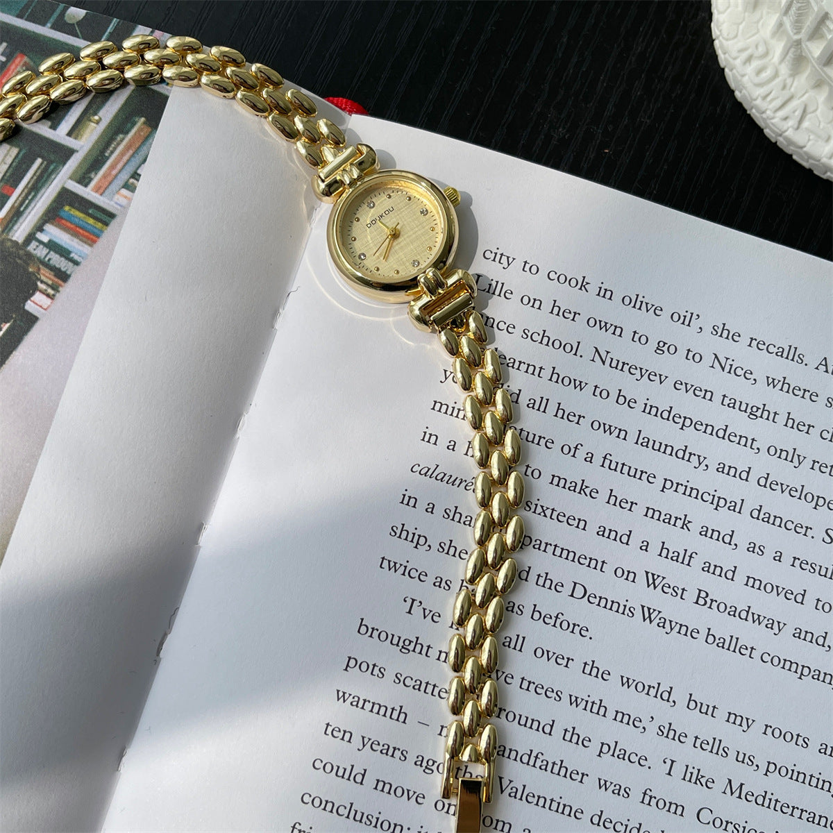 Douyin hot selling Korean fashion chain, small gold watch, women's fashion dot diamond, 2025 new manufacturer wholesale
