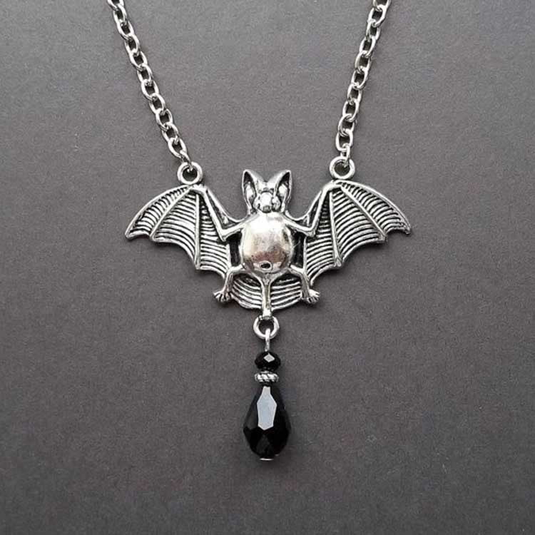 Exquisite, fashionable, simple, European and American women's alloy electroplating necklaces, alloy bat pendants, new jewelry