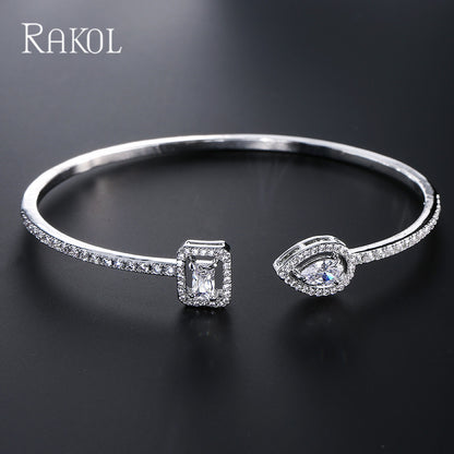 Korean minimalist waterdrop jewelry bracelet, women's fashionable niche versatile evening dress jewelry that won't fade