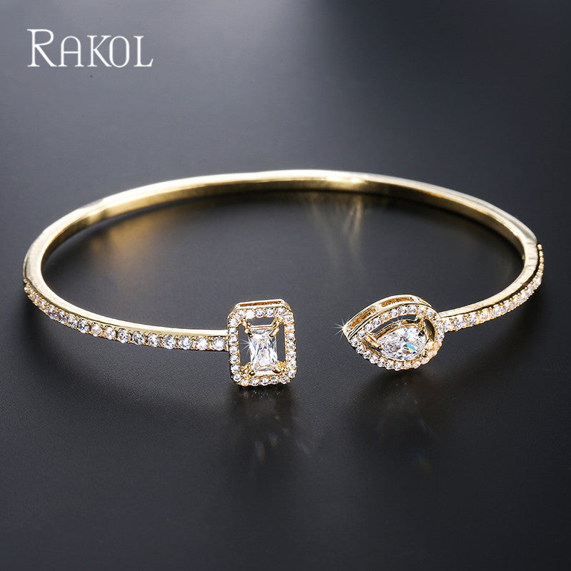 Korean minimalist waterdrop jewelry bracelet, women's fashionable niche versatile evening dress jewelry that won't fade