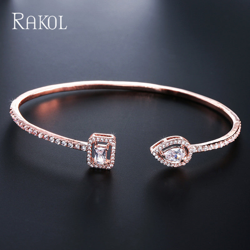 Korean minimalist waterdrop jewelry bracelet, women's fashionable niche versatile evening dress jewelry that won't fade
