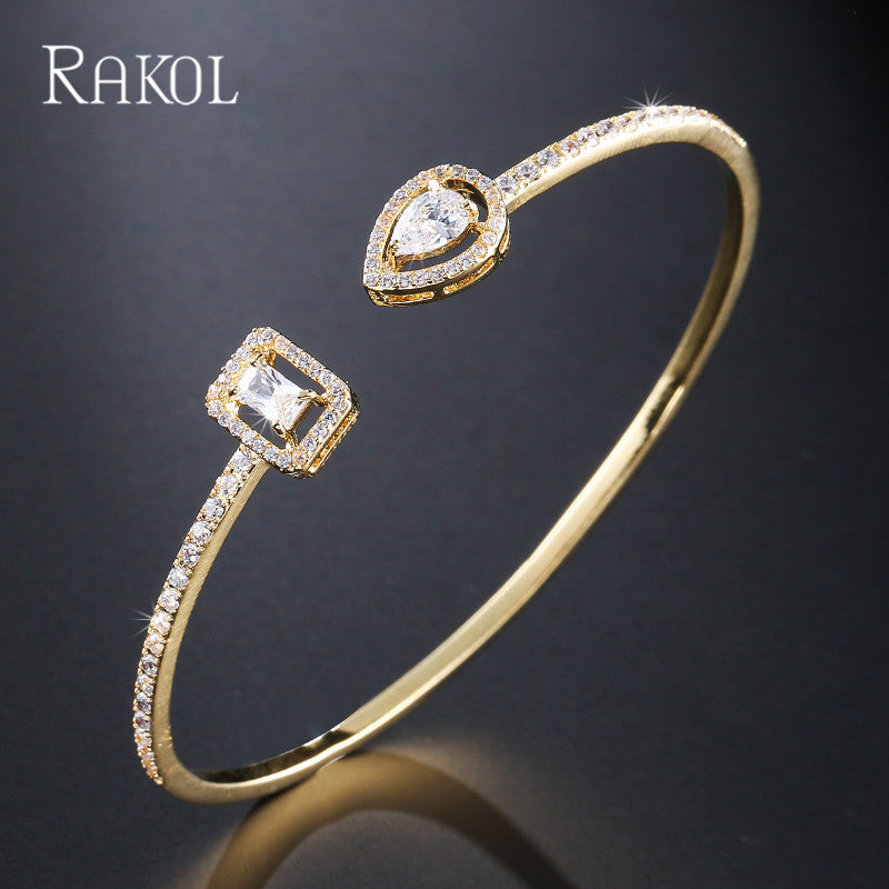 Korean minimalist waterdrop jewelry bracelet, women's fashionable niche versatile evening dress jewelry that won't fade