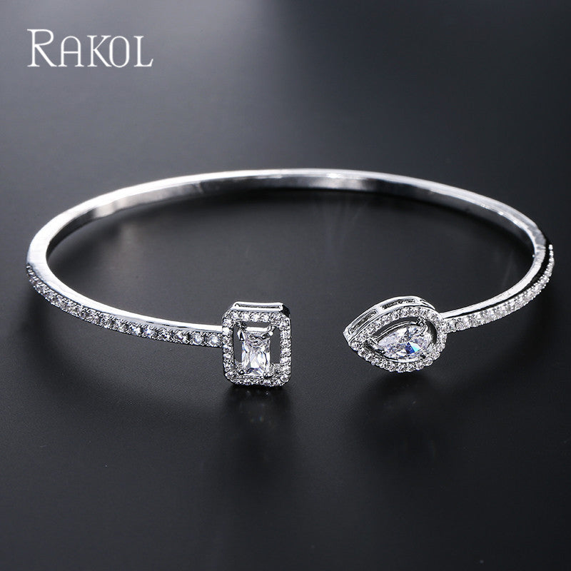 Korean minimalist waterdrop jewelry bracelet, women's fashionable niche versatile evening dress jewelry that won't fade