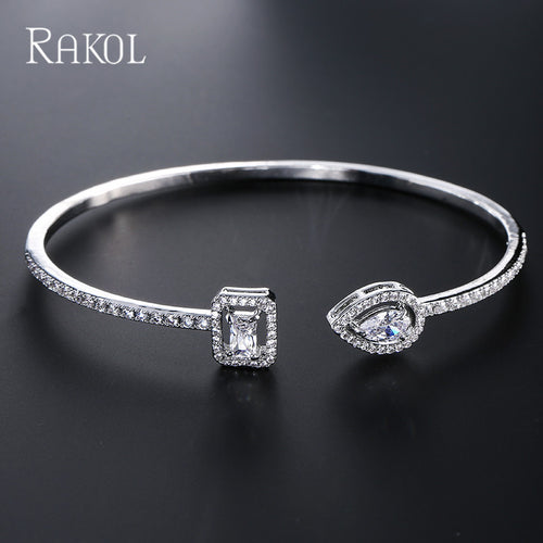 Korean minimalist waterdrop jewelry bracelet, women's fashionable niche versatile evening dress jewelry that won't fade