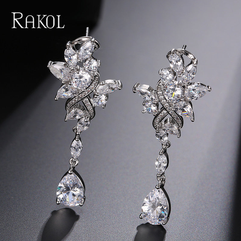 European and American style long leaf-shaped waterdrop earrings for women, light luxury and high-end design, niche accessories for women