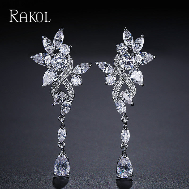 European and American style long leaf-shaped waterdrop earrings for women, light luxury and high-end design, niche accessories for women