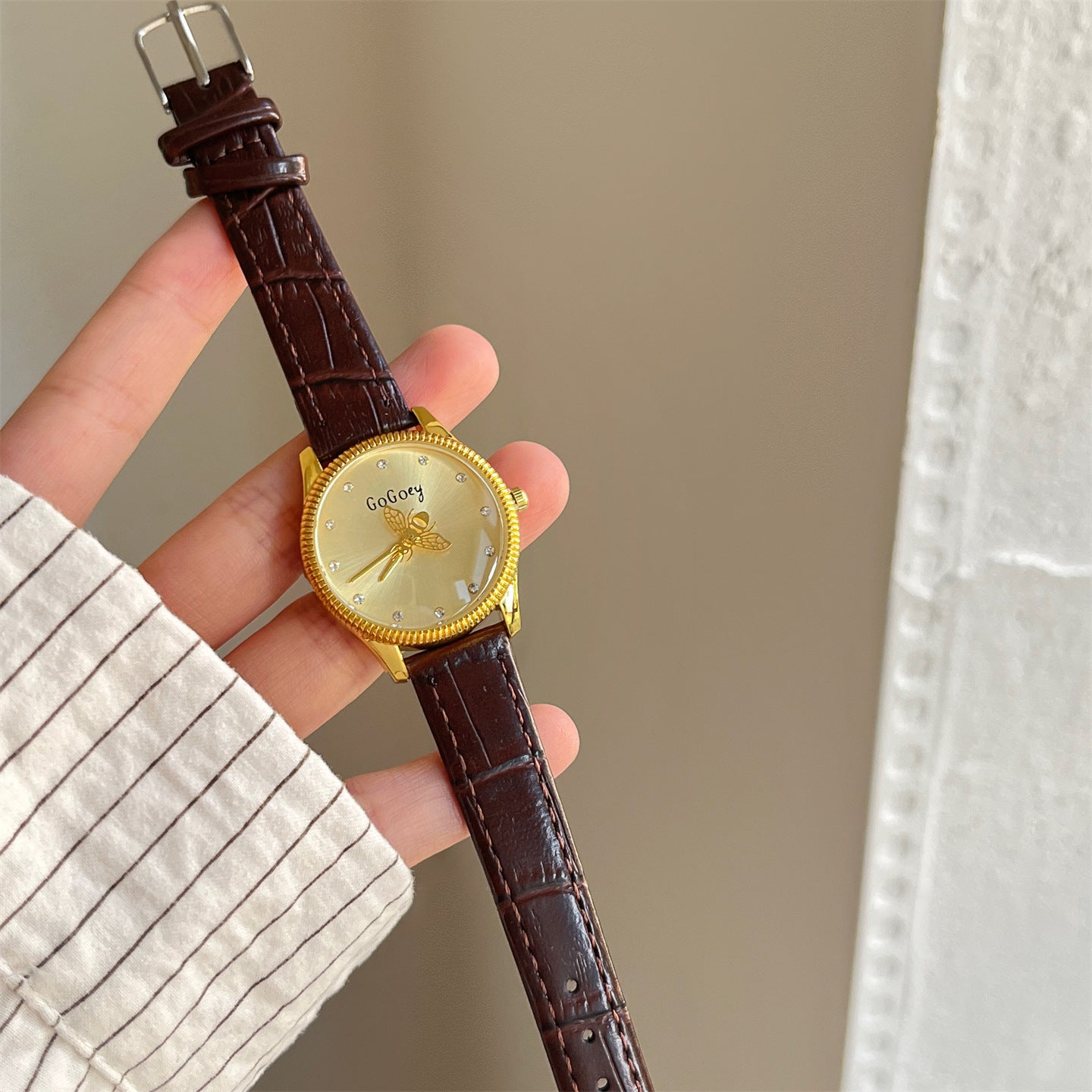Ancient European trendy high-end vintage couple's watches, little bee pointers, niche belt wristwatches for women, cross-border bestsellers