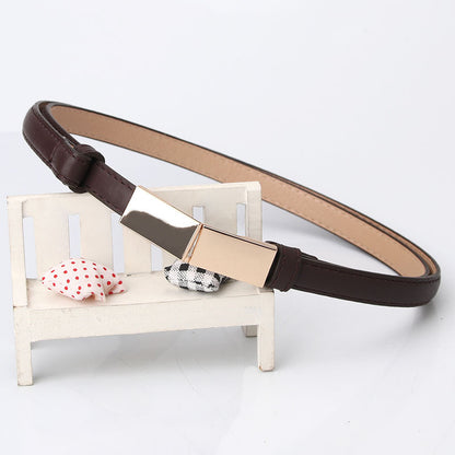 Cinto ajustável, elegante e decorativo para casacos e vestidos, em pele escura, modelo pequeno, ideal para as mulheres que pretendem um cinto para camisola. Disponível em stock.