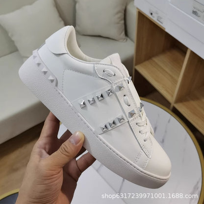 Sapatos de tabuleiro respiráveis de outono e inverno, sapatos masculinos casuais, sapatos brancos, sapatos individuais masculinos, rebites, sapatos da moda da estação europeia, sapatos femininos