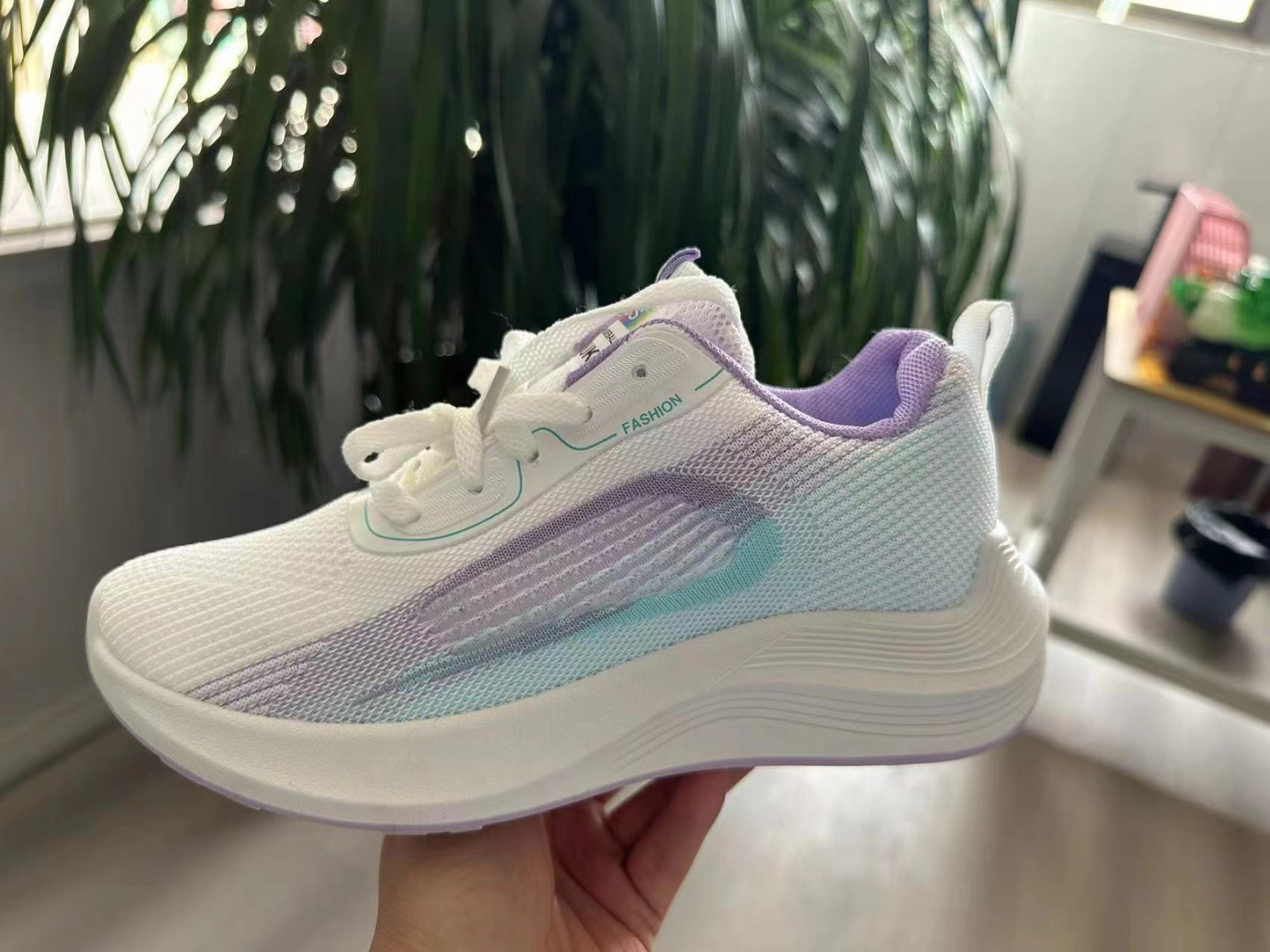 Ténis de malha respirável para mulher, modelo "Flying", lançamento outono 2023 na Coreia, ideal para estudantes que procuram corrida e uso casual. Disponível para envio direto.