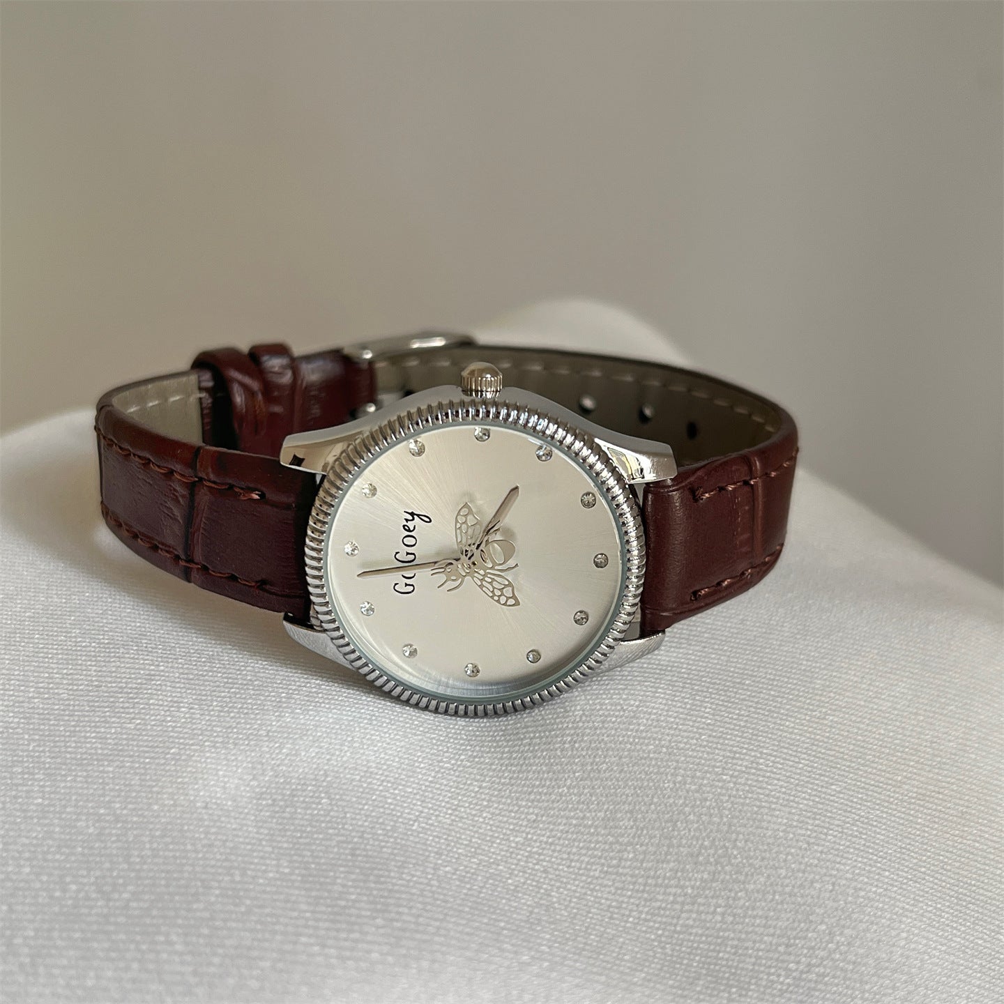 Ancient European trendy high-end vintage couple's watches, little bee pointers, niche belt wristwatches for women, cross-border bestsellers