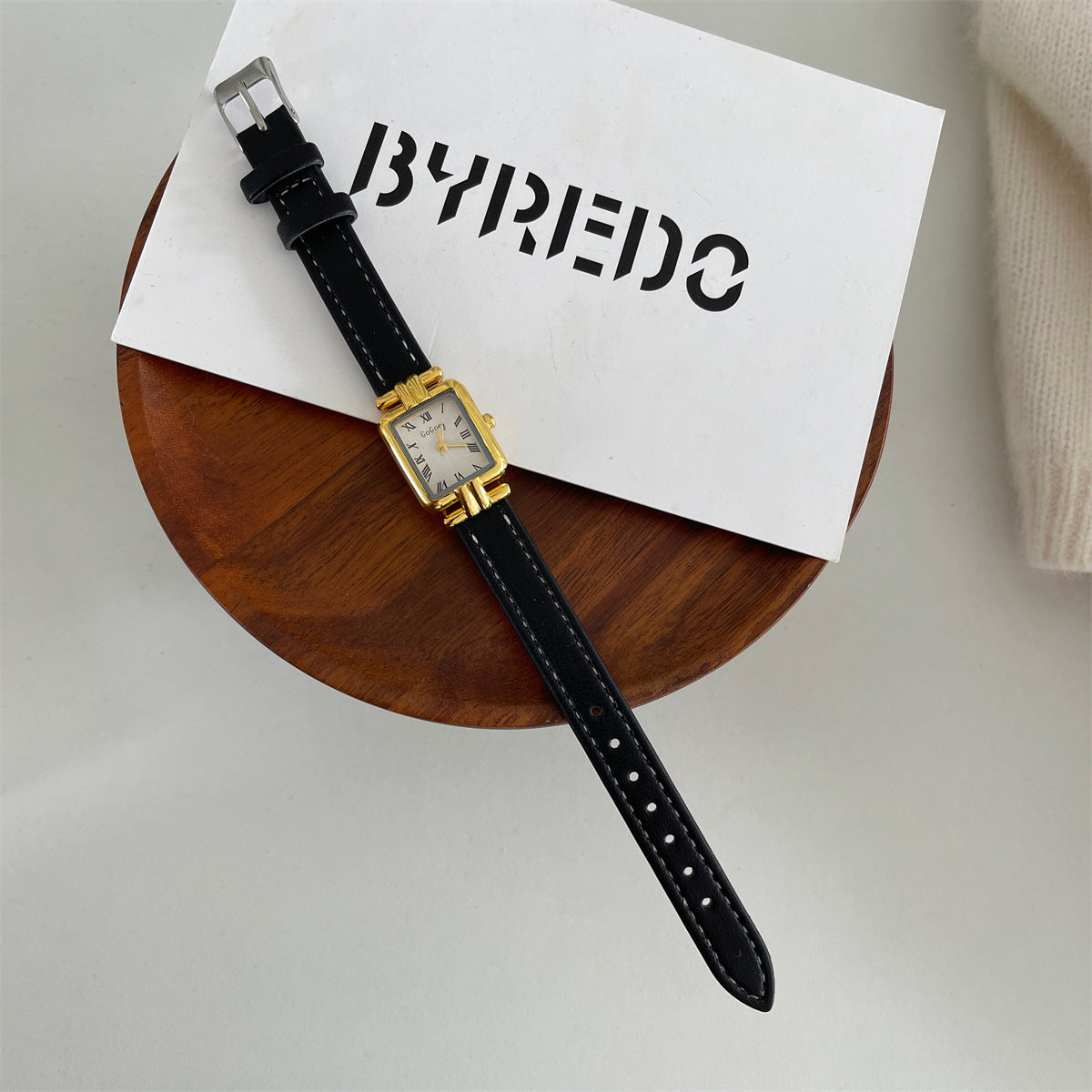 Export wholesale fashionable small square watches, simple Roman scale, vintage exquisite petite versatile sugar cube watches for women