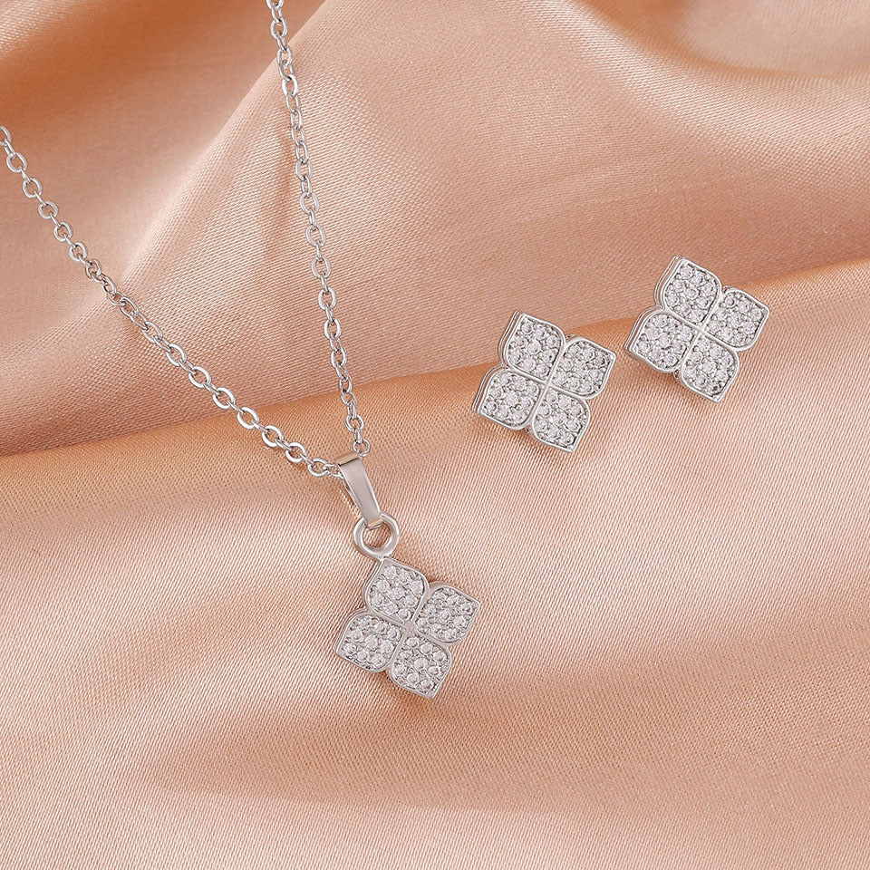 Women's Summer Four-Leaf Clover Micro-Inlaid Zircon Fashion New Versatile Necklace for Women, High-End Clavicle Chain Accessory