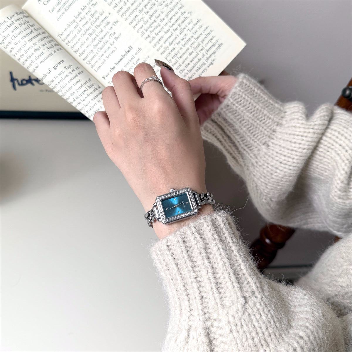 Best-selling niche fashion vintage elegant bracelet watch, square diamond-edged quartz watch, premium chain women's watch