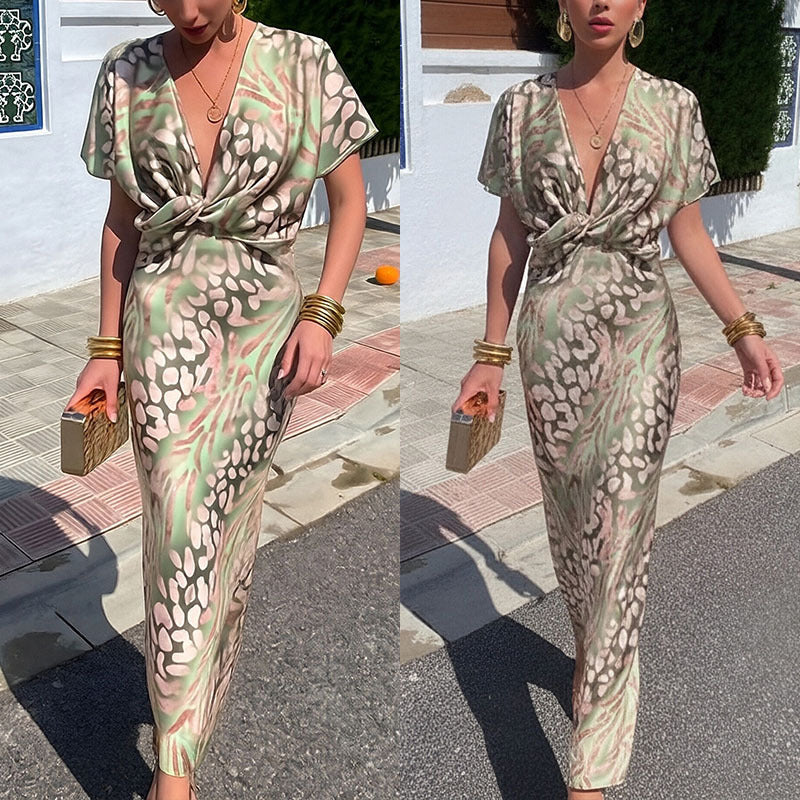 Vestido curto para mulher com estampado moderno, decote em V, cintura marcada e manga curta torcida, da coleção Primavera 2026, para mulher. Confecionado com tecido europeu e americano.