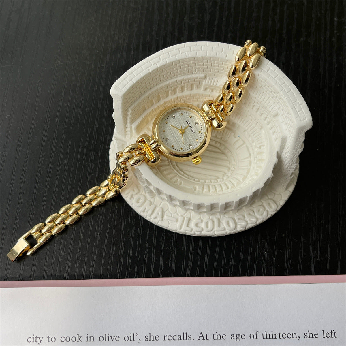 Douyin hot selling Korean fashion chain, small gold watch, women's fashion dot diamond, 2025 new manufacturer wholesale