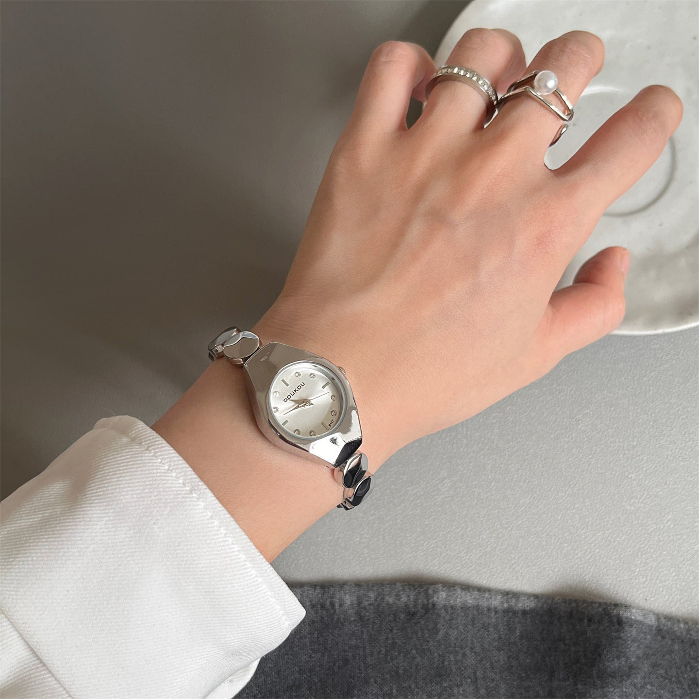 Manufacturer wholesale hot sale exquisite small temperament women's watch simple fashion personality ins style quartz watch women