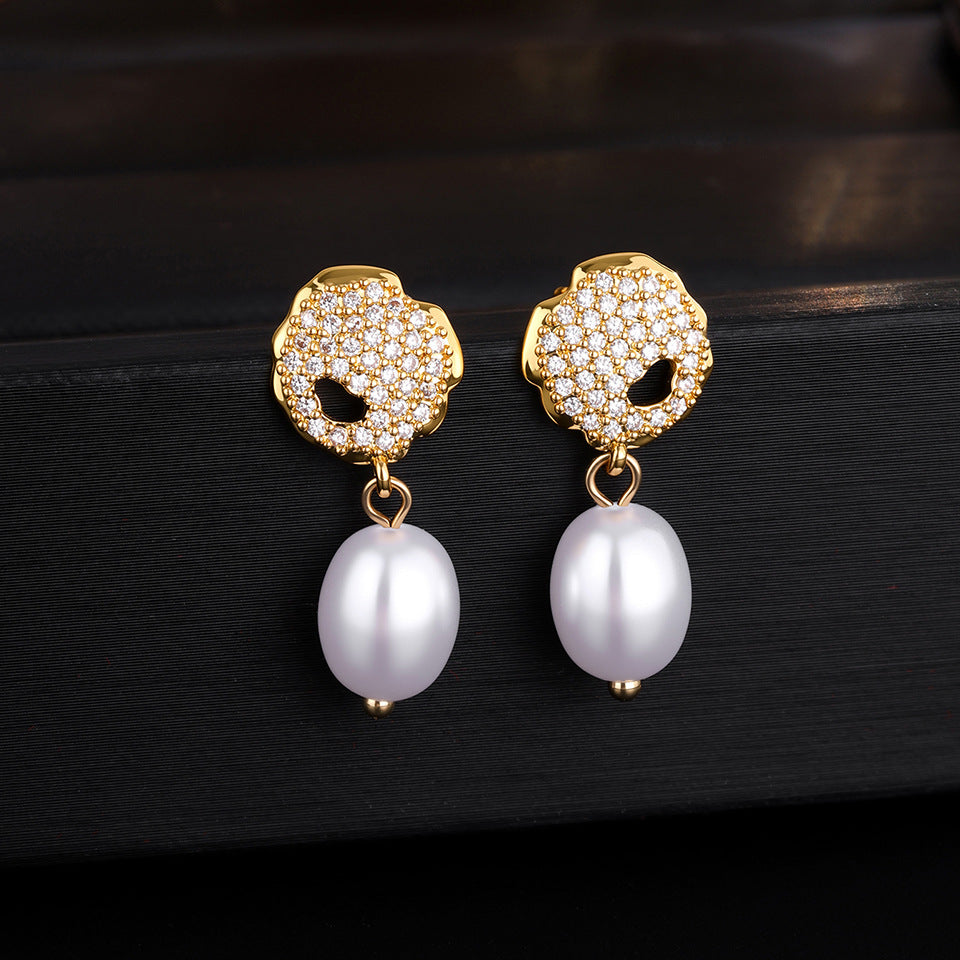 Japanese and Korean exquisite fashion style, niche design, socialite style, light luxury commuter, ultra-glitter fairy with full diamonds, pearl-set earrings