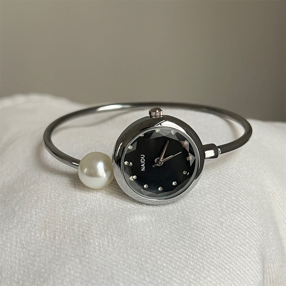 New pearl bracelet women's light luxury, niche, high-end quartz women's watch, exquisite, fashionable, and high-value beauty watch for women