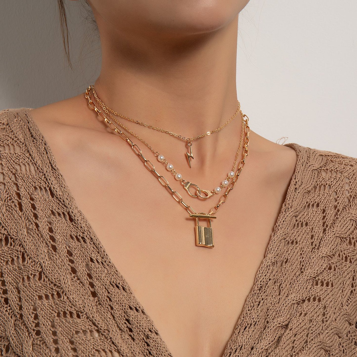 European and American cross-border jewelry, handcuffs, lightning pearls, lock pendants, necklaces, women's personality, fashion temperament, multi-layer necklaces