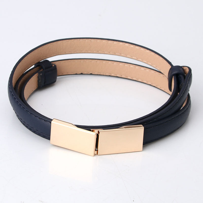 Cinto ajustável, elegante e decorativo para casacos e vestidos, em pele escura, modelo pequeno, ideal para as mulheres que pretendem um cinto para camisola. Disponível em stock.