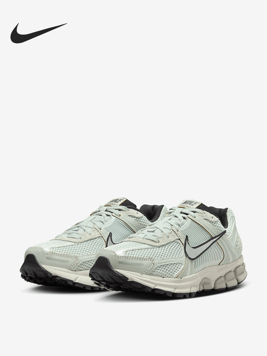 Sapatilhas de cano baixo Nike Zoom Vomero 5 vintage para mulher, modelo original e autêntico (FN6742-001).