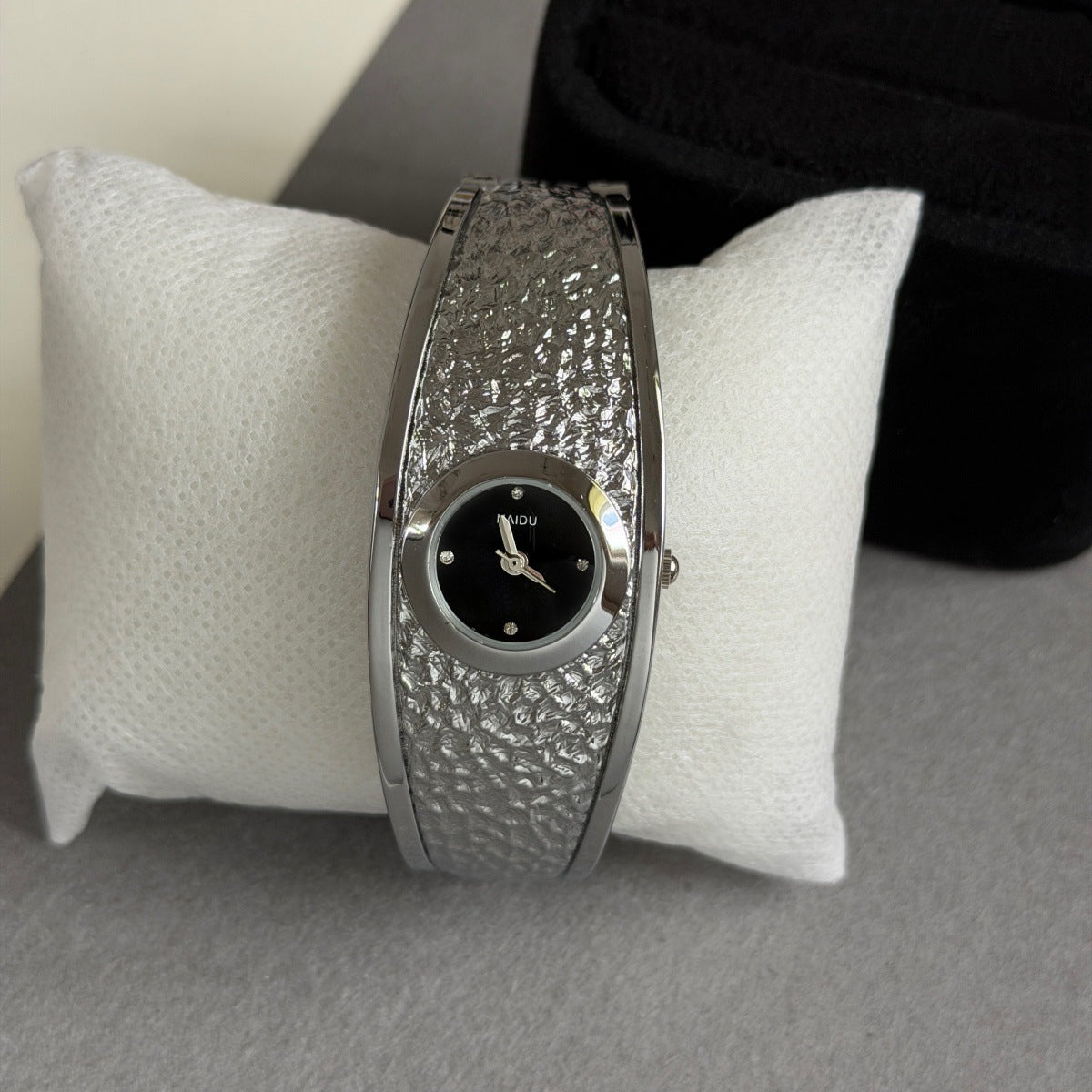 NAIDU Foreign Trade Middle East Bestselling Women's Bracelet Watch Gold Luxury Bark Texture Simple Personality Quartz Watch