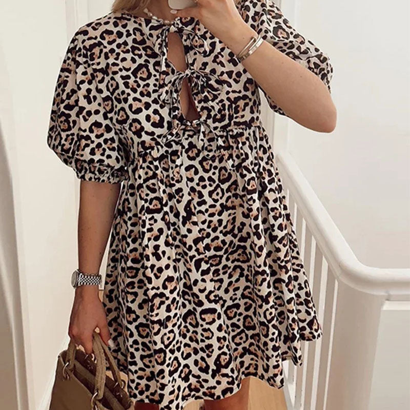 Vestido curto casual de menina com padrão leopardo, gola redonda e atilhos nas costas, modelo 661, para o verão de 2025, modelo europeu e americano.