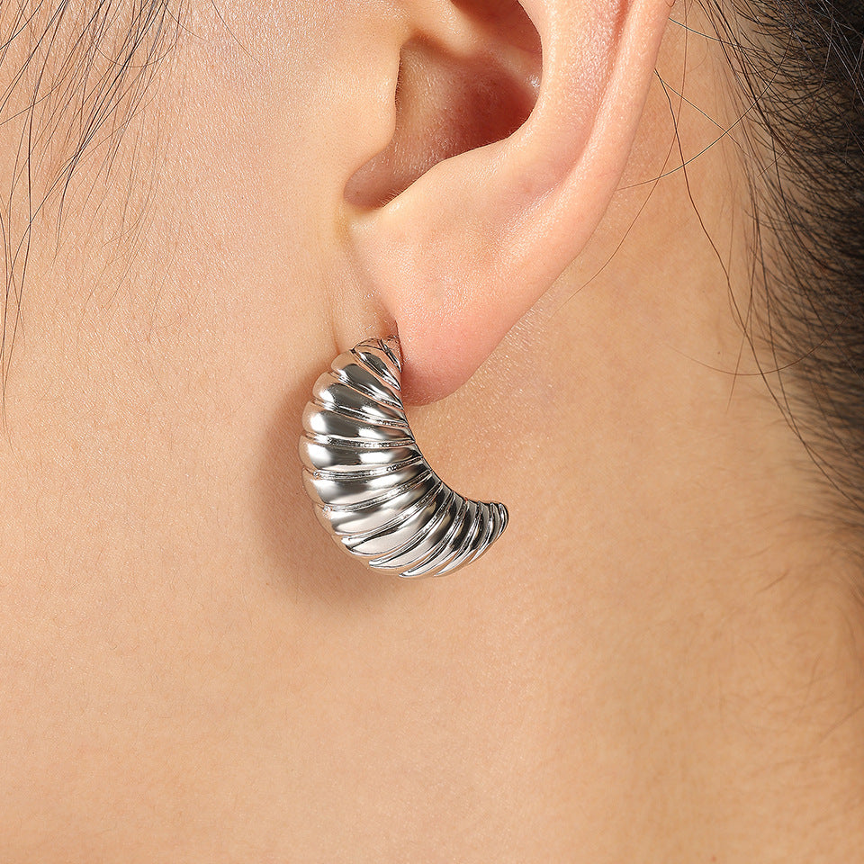 French vintage twisted C-shaped earrings, niche high-end commuting versatile copper-gilt silver earrings, cross-border jewelry wholesale