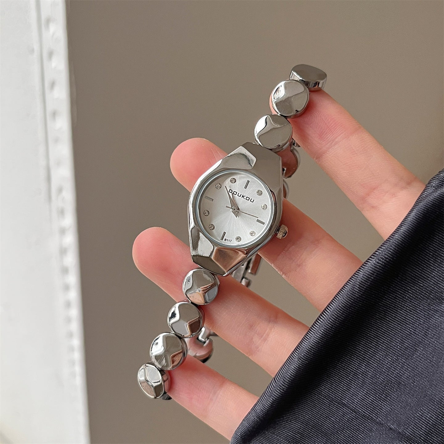 Manufacturer wholesale hot sale exquisite small temperament women's watch simple fashion personality ins style quartz watch women