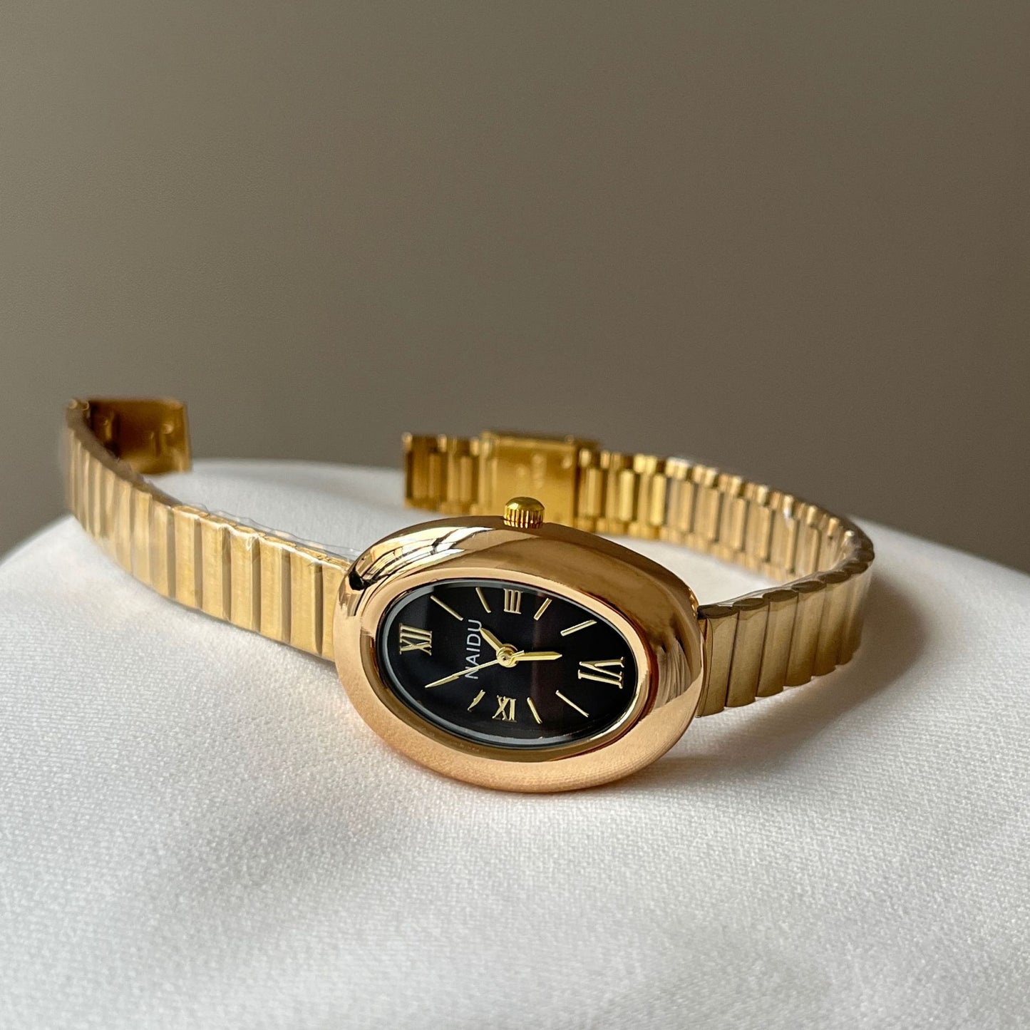 Cross-border new ladies' small gold watches, fashionable hot bathtub series, simple oval gold quartz wristwatches