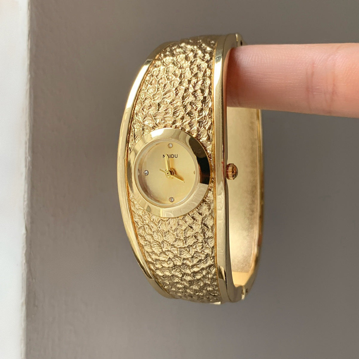 NAIDU Foreign Trade Middle East Bestselling Women's Bracelet Watch Gold Luxury Bark Texture Simple Personality Quartz Watch