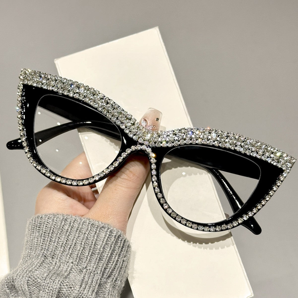 2025 New Simple Diamond-Encrusted Sunglasses Fashionable European and American Vintage Cat Eye Diamond Chain Sunglasses for Women's High-End Feel