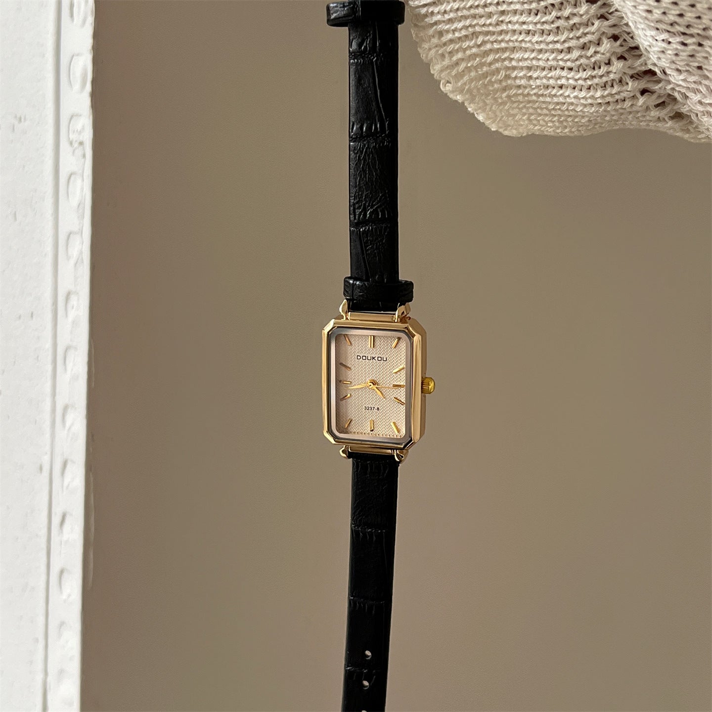 DOUKOU's new fashion hit light luxury student women's wristwatch, niche square watch, women's belt, cross-border