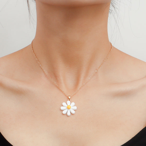 European and American cross-border jewelry Y2K simple small fresh petal pendant necklace female sweet flower tassel clavicle chain