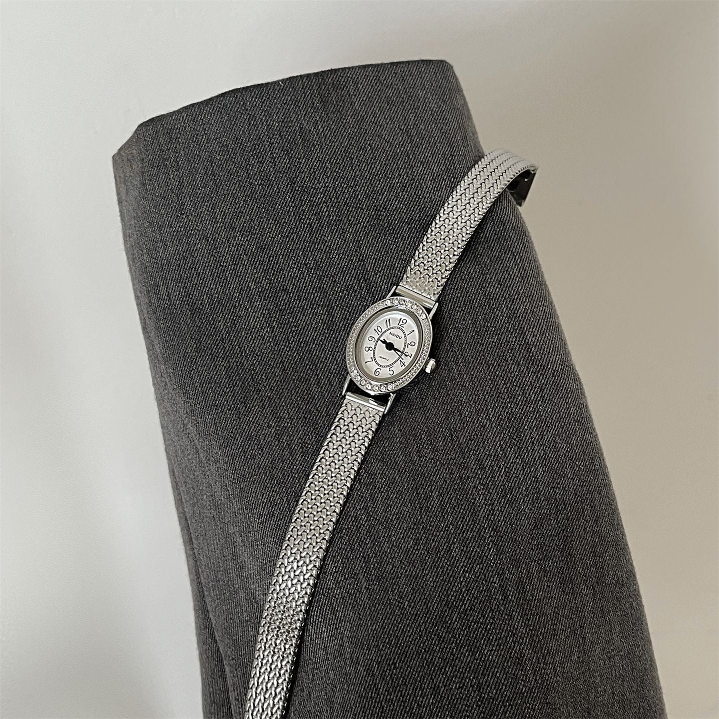 Manufacturer foreign trade direct sales vintage design sense watch female niche oval subdial chain watch female quartz watch