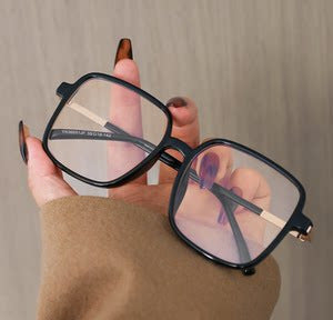 Large square frame flat light glasses for women, new European and American retro slimming Instagram influencer glasses, high appearance value no-makeup glasses frames