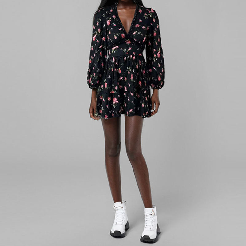 Vestido curto floral delicado de cintura subida, decote em V e manga comprida, modelo europeu e americano, da Amazon, coleção 2026.