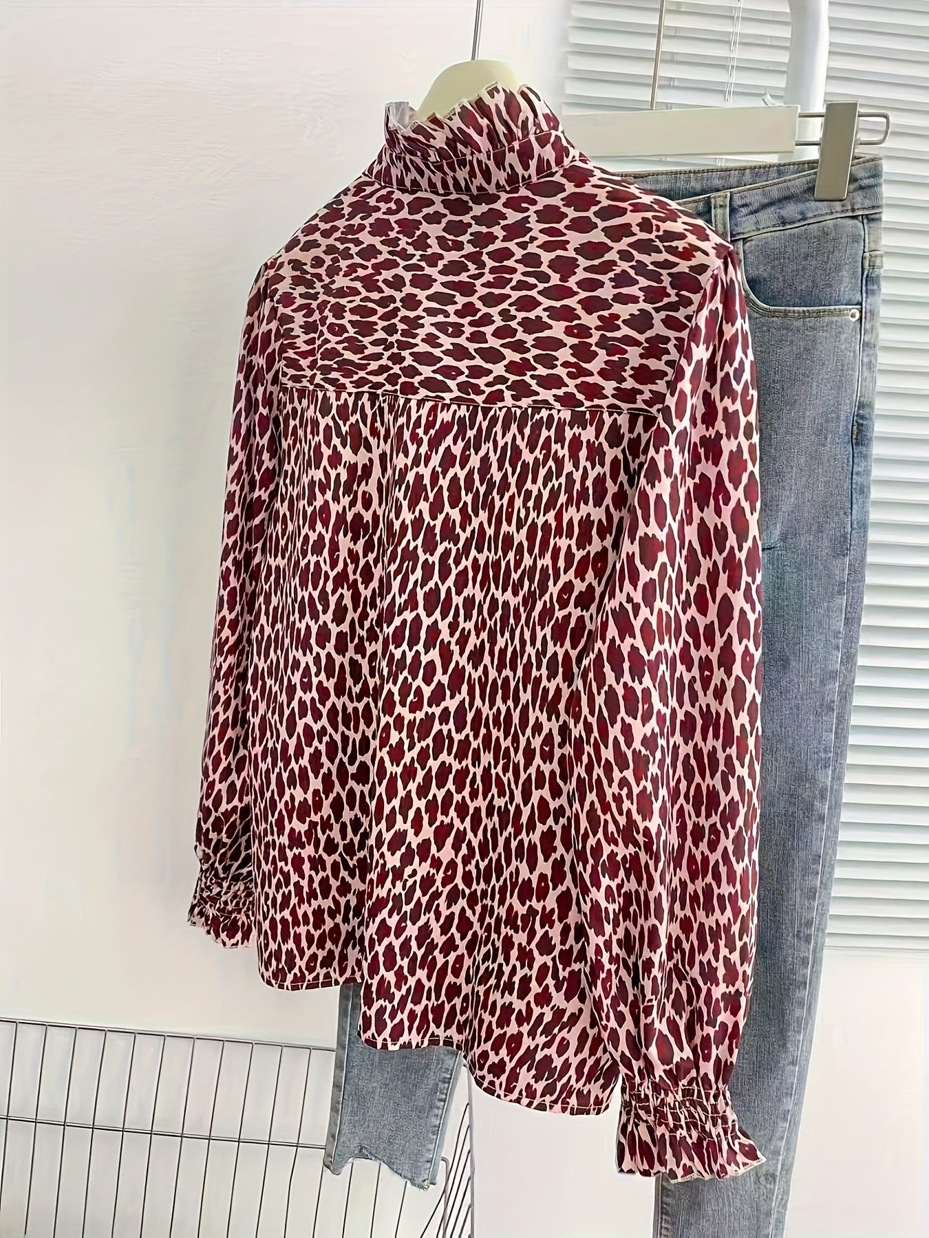Leopard print shirt women's design sense niche autumn new fashion temperament retro Hong Kong flavor foreign style long-sleeved top