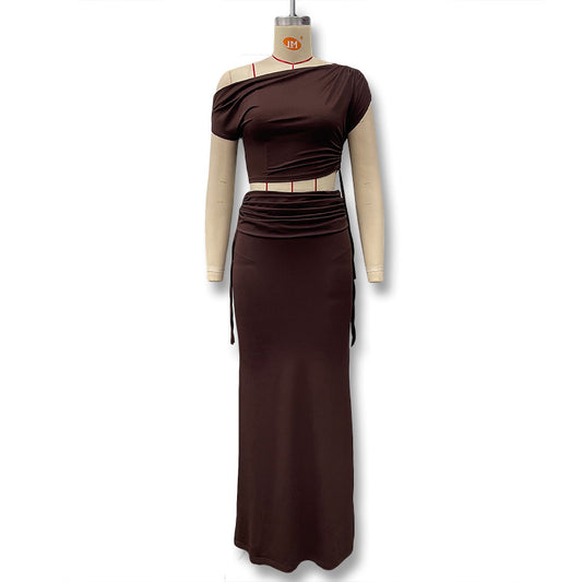 Conjunto de duas peças Crossborder verão 2025, novo estilo europeu, elegante e sofisticado. Cor sólida, top cropped com gola diagonal e saia com racha.