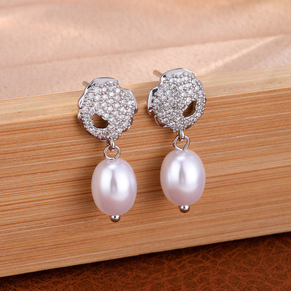 Japanese and Korean exquisite fashion style, niche design, socialite style, light luxury commuter, ultra-glitter fairy with full diamonds, pearl-set earrings