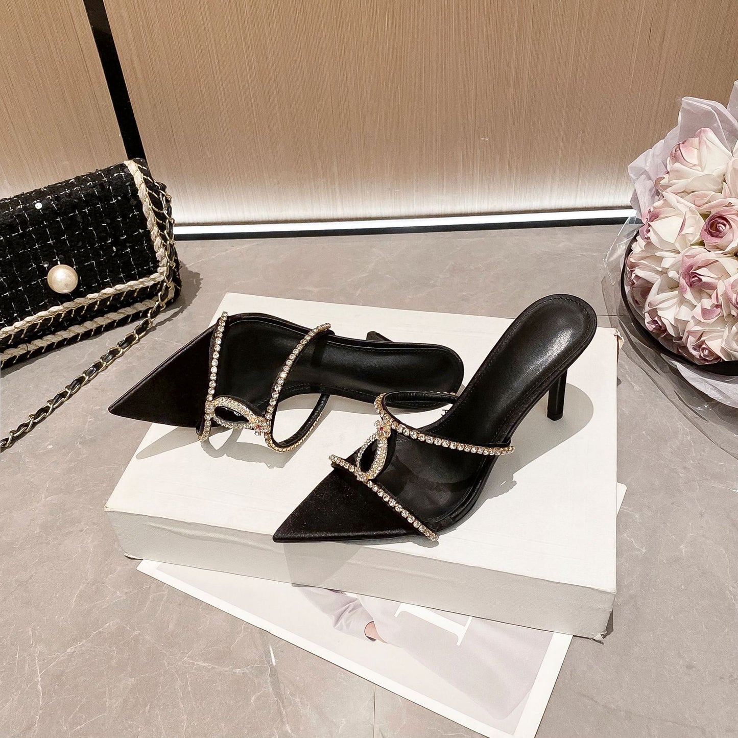 WO Huizhou City's new European and American pointed gemstone stiletto heel slippers in the summer of 2026 wear open-toe I-strings with rhinestones