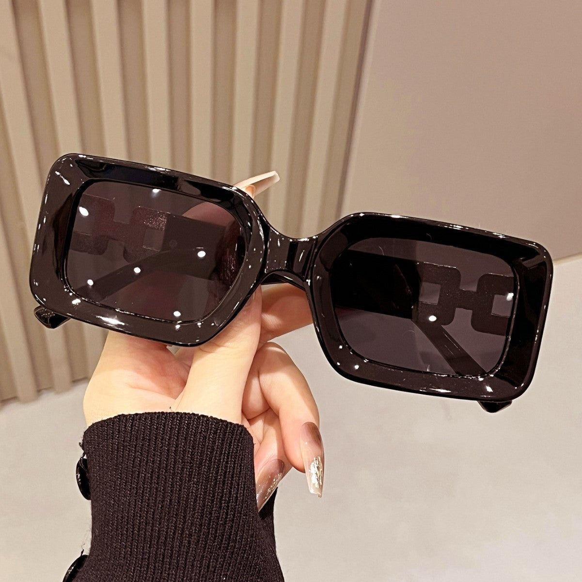 Fashionable small-frame sunglasses for women, 2025 new European and American style square frame high-end street style sunglasses for outings and driving